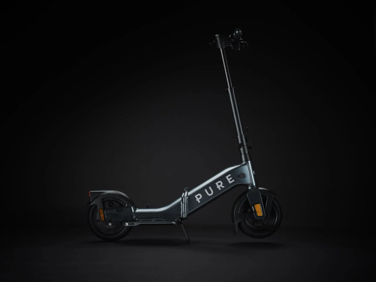 Električni romobil Pure Flex bočni pogled na sivi sklopivi model na crnoj pozadini