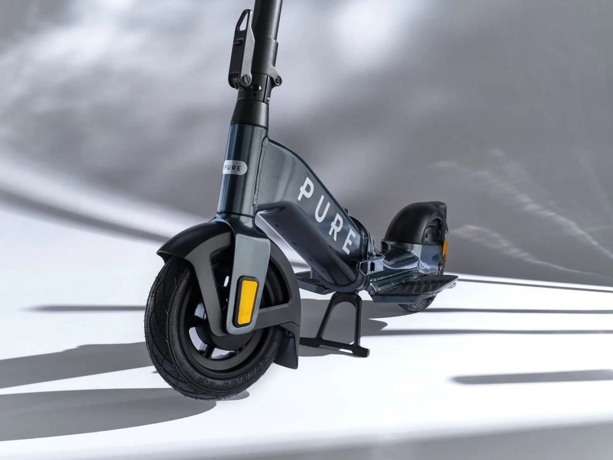 Električni romobil Pure Flex, detaljan prikaz prednjeg dijela u sivoj boji na svijetloj pozadini
