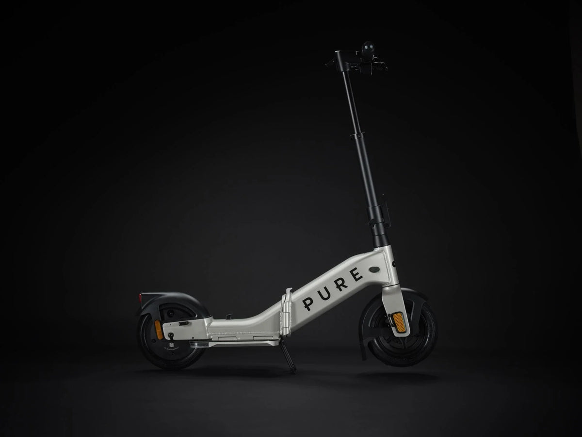 Sivi električni romobil Pure Flex, pogled s bočne strane na crnoj pozadini
