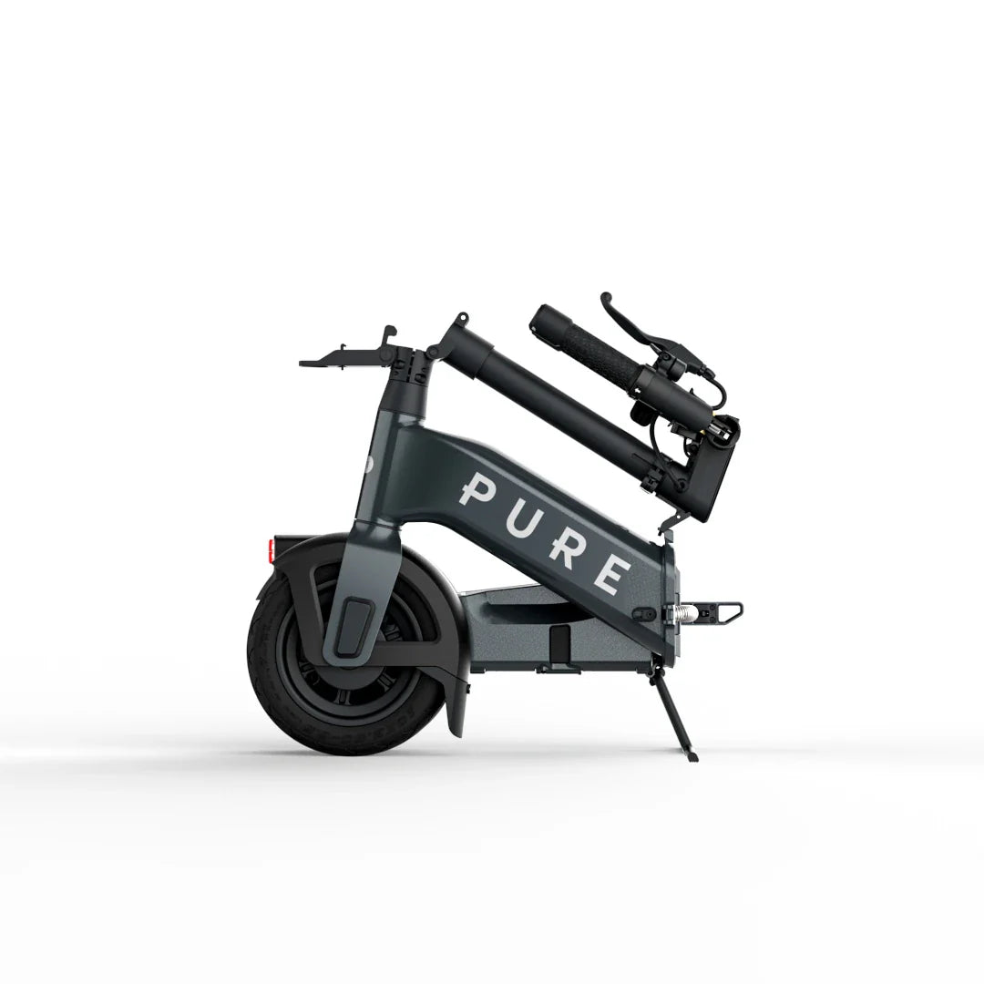 Sklopljeni električni romobil Pure Flex crne boje bočni pogled