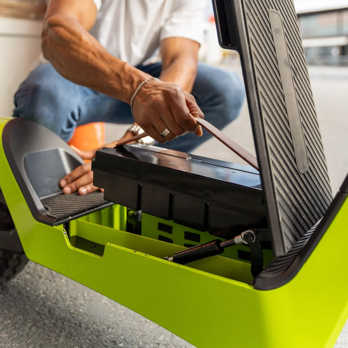 Zamjena baterije na električnom romobilu Streetbooster Castor, detaljan prikaz vađenja baterije