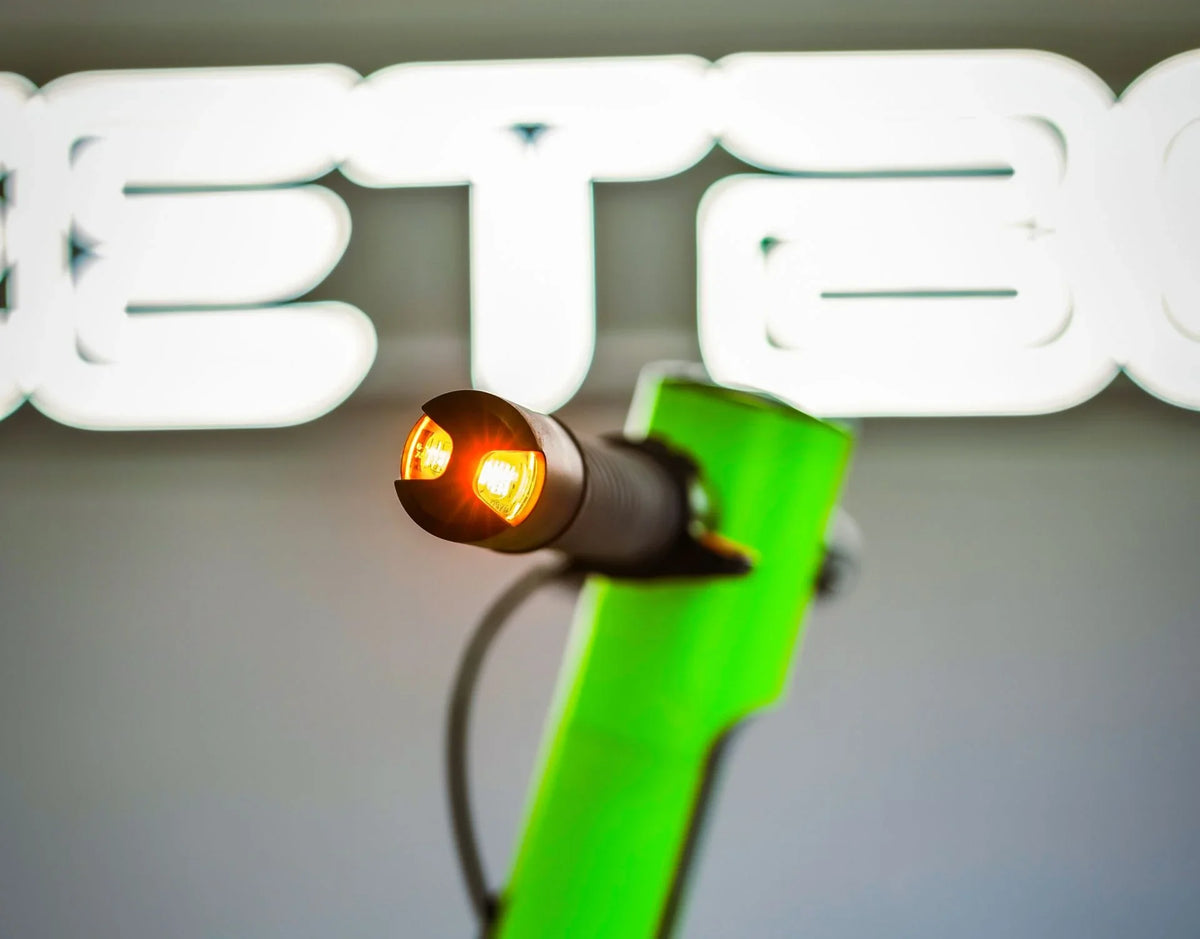 Upaljeni žuti žmigavac na ručki električnog romobila Streetbooster Sirius zelene boje