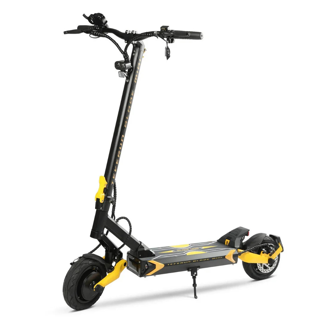 Električni romobil Teverun Blade Mini Ultra crno-žute boje, bočni pogled na bijeloj pozadini