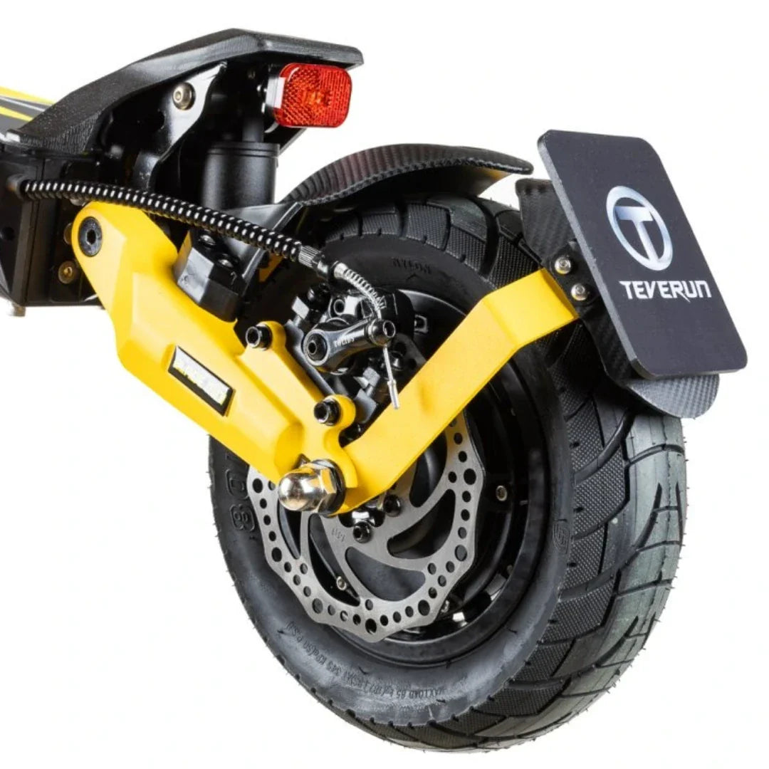 Stražnji kotač i žuti ovjes električnog romobila Teverun Blade Mini Ultra s disk kočnicom
