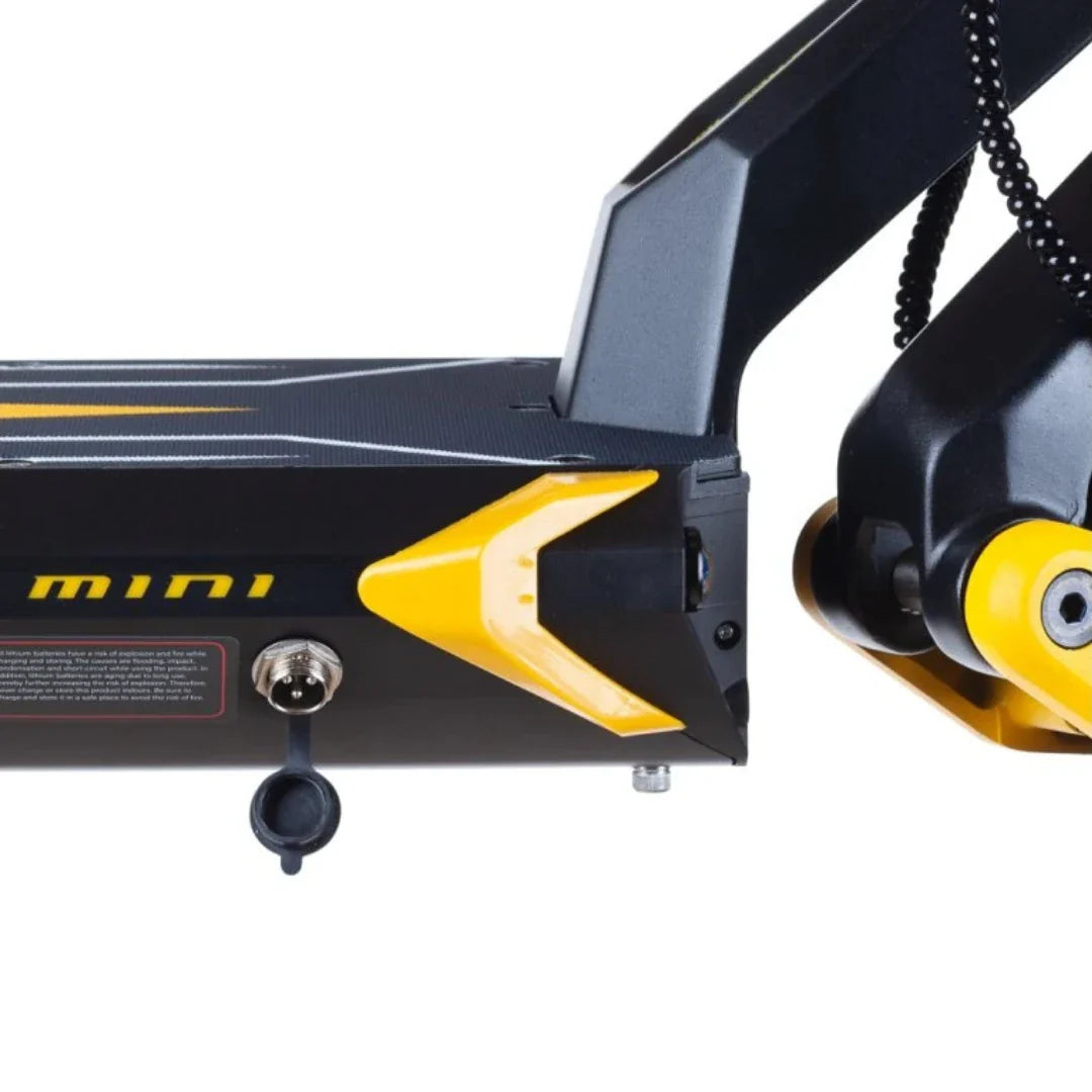 Detalj crno-žutog okvira električnog romobila Teverun Blade Mini Ultra s priključkom za punjenje