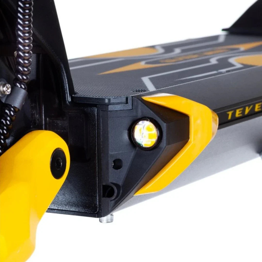Detalj prednjeg LED svjetla na crno-žutom električnom romobilu Teverun Blade Mini Ultra