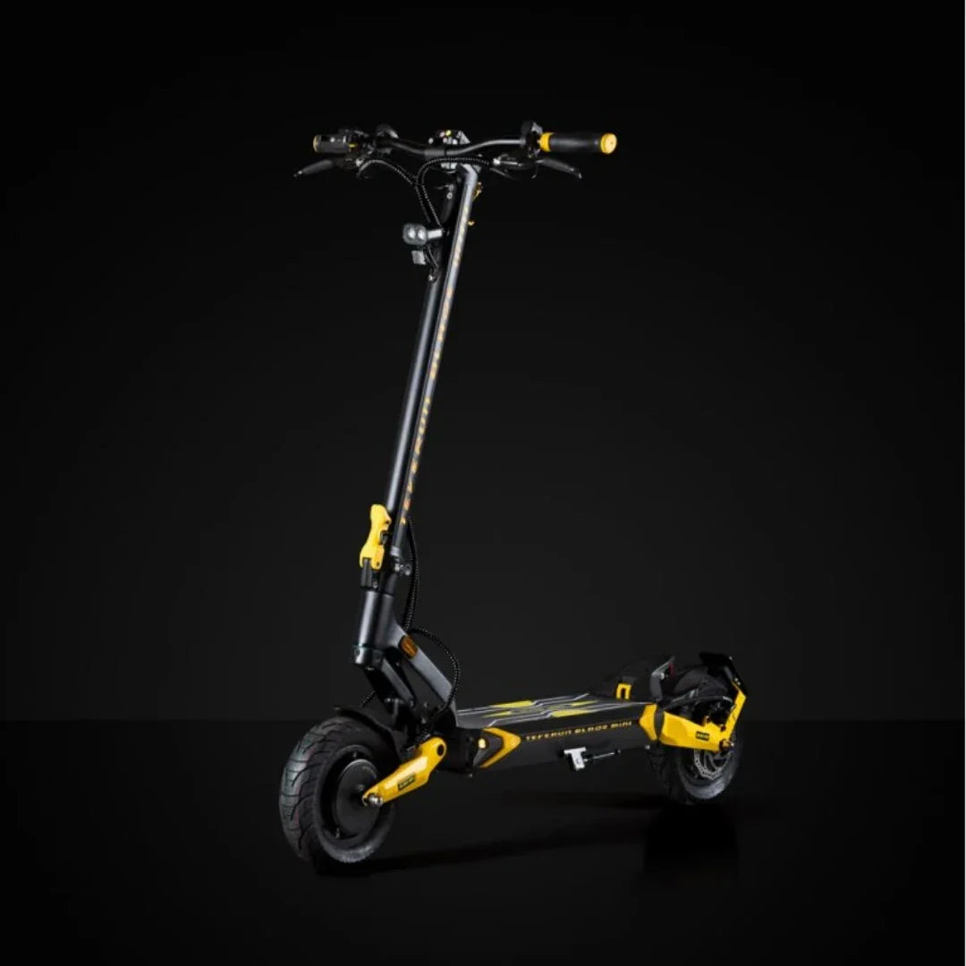 Električni romobil Teverun Blade Mini Ultra crno-žutog dizajna bočni pogled na crnoj podlozi