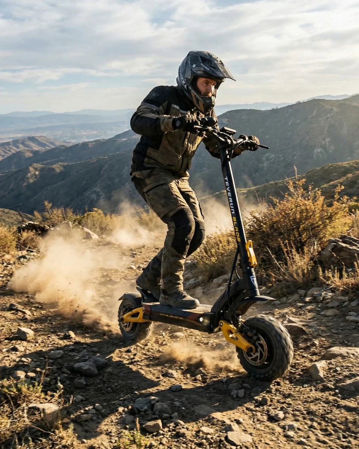 Električni romobil Teverun Blade Mini Ultra u off-road vožnji po makadamu s vozačem u zaštitnoj