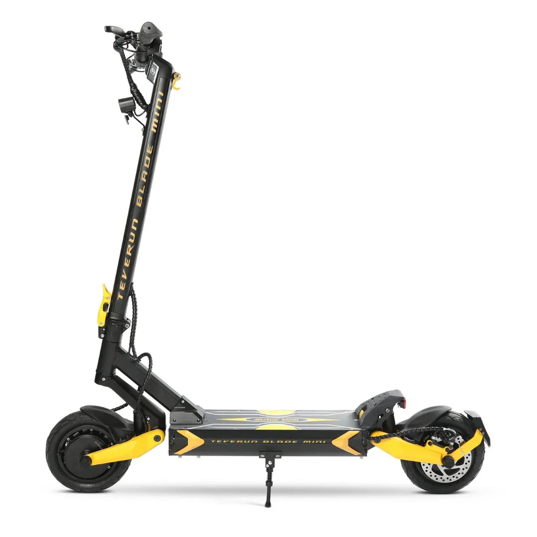 Električni romobil Teverun Blade Mini Ultra bočnog pogleda u crno-žutoj boji na bijeloj podlozi