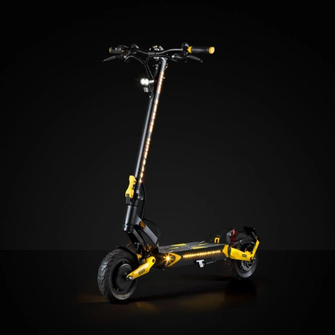 Električni romobil Teverun Blade Mini Ultra crno-žutog dizajna s upaljenim LED svjetlima bočni