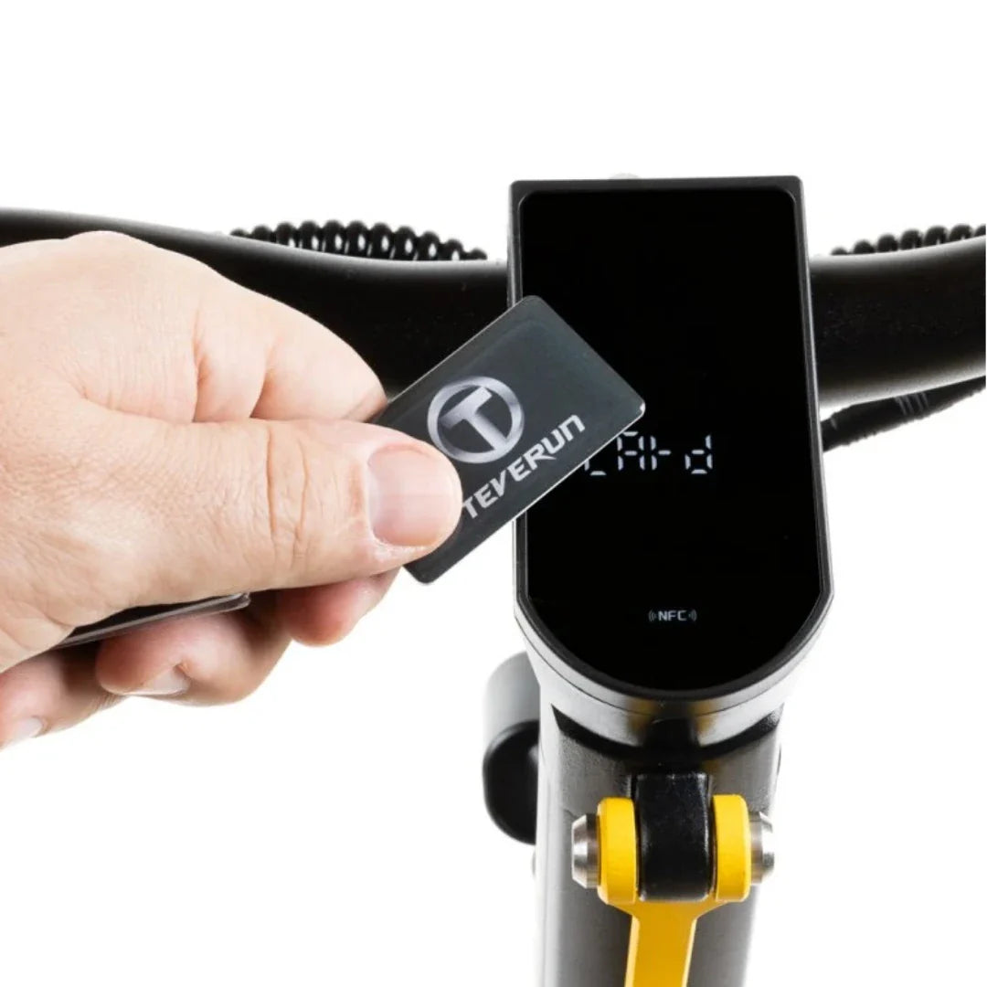 Otključavanje električnog romobila Teverun Blade Mini Ultra NFC karticom na zaslonu upravljača