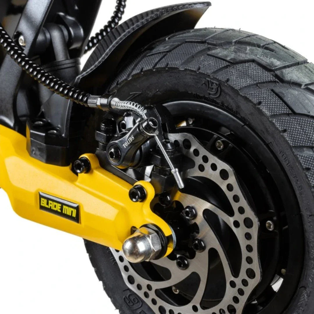 Detalj stražnjeg kotača s disk kočnicom električnog romobila Teverun Blade Mini Ultra žute boje