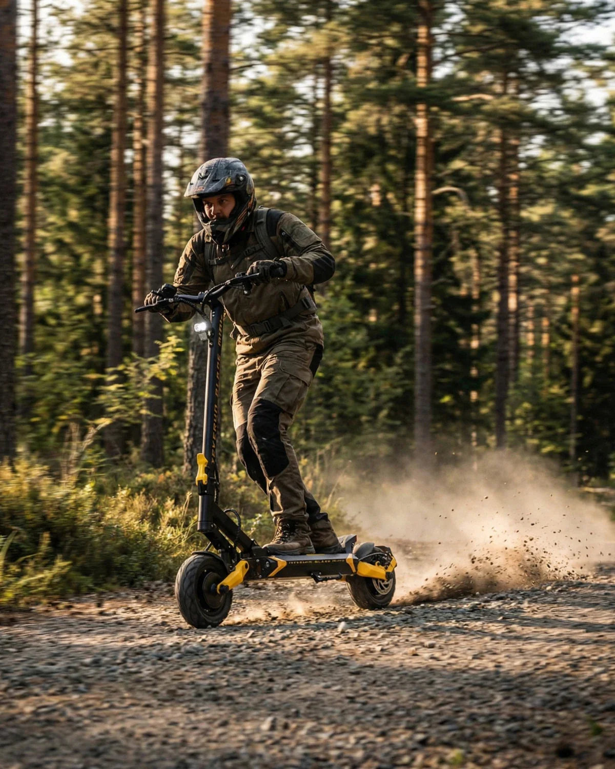 Električni romobil Teverun Blade Mini Ultra u vožnji po makadamu kroz šumu s vozačem u zaštitnoj