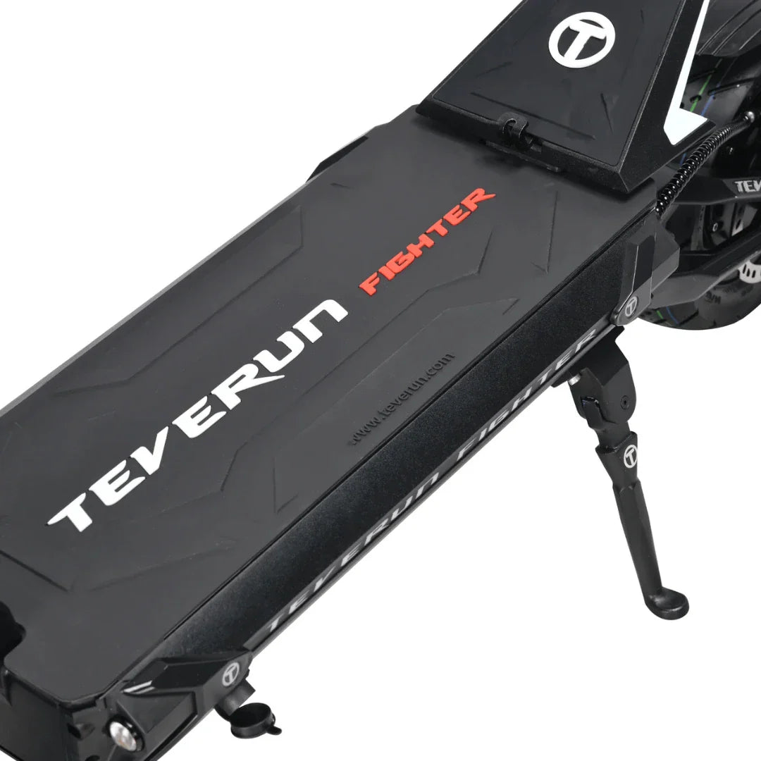 Detaljan pogled na crno gazište električnog romobila Teverun Fighter 11 s logotipom i nogarom