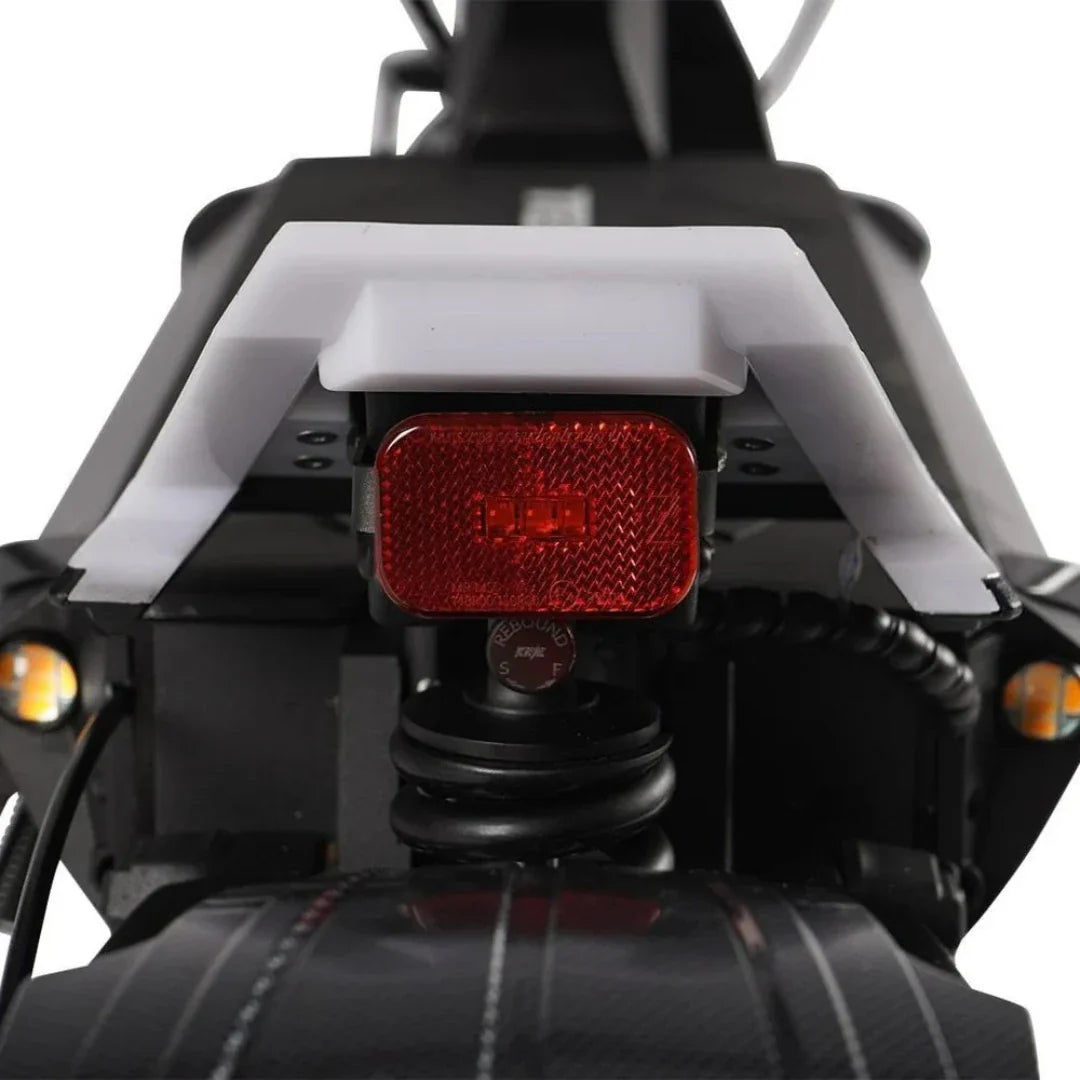 Stražnje crveno svjetlo i amortizer električnog romobila Teverun Fighter 11, pogled straga