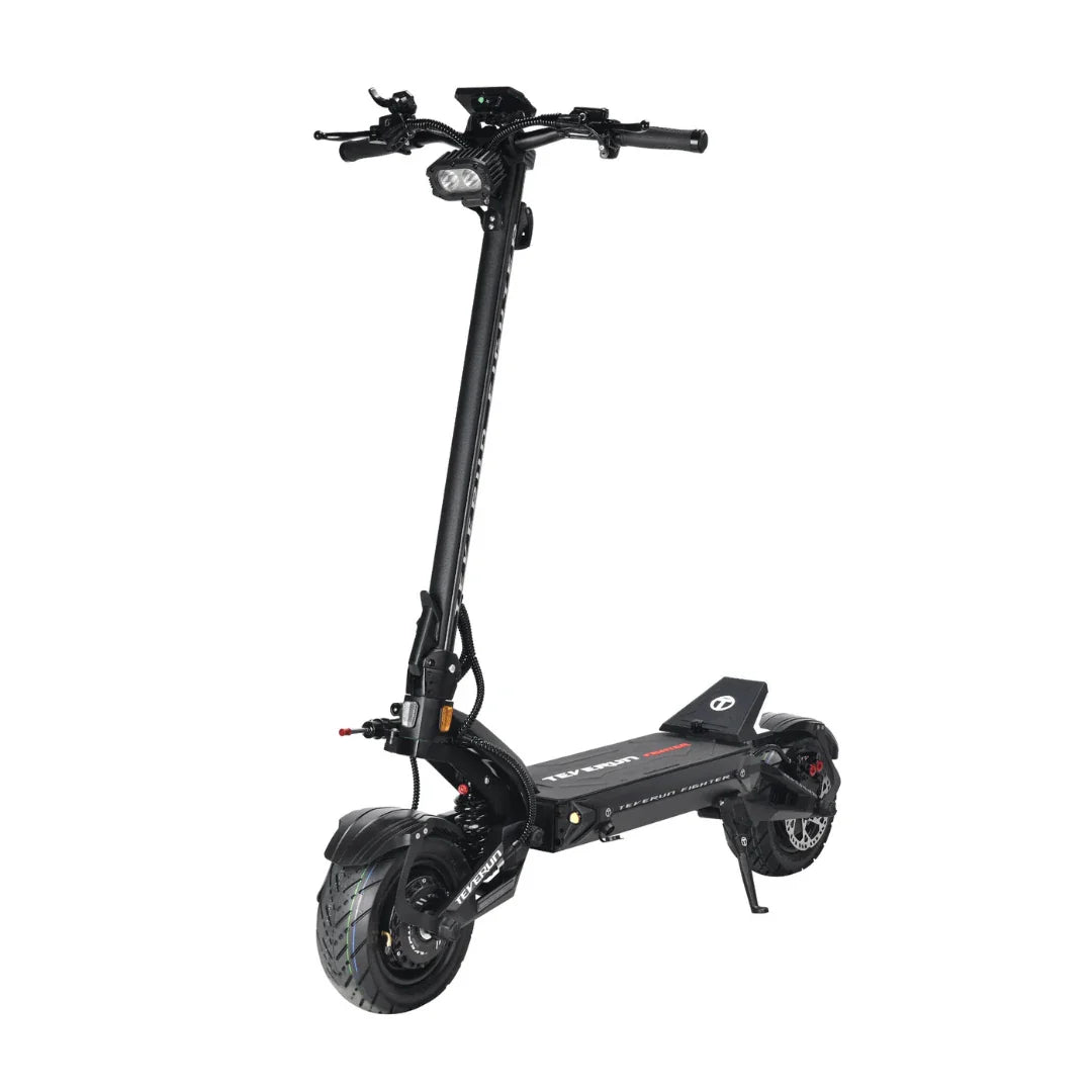 Crni električni romobil Teverun Fighter 11 2026, pogled iz kuta na bijeloj podlozi