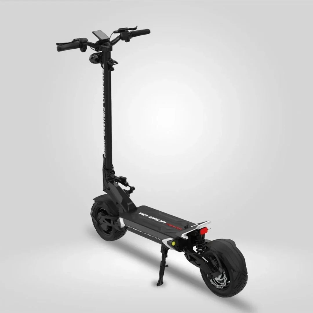 Crni električni romobil Teverun Fighter 11 2026 prikazan iz kuta straga na svijetloj pozadini