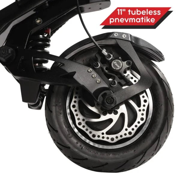 Detalj crnog kotača s 11 inčnom tubeless gumom i hidrauličnom kočnicom na romobilu Teverun Fighter