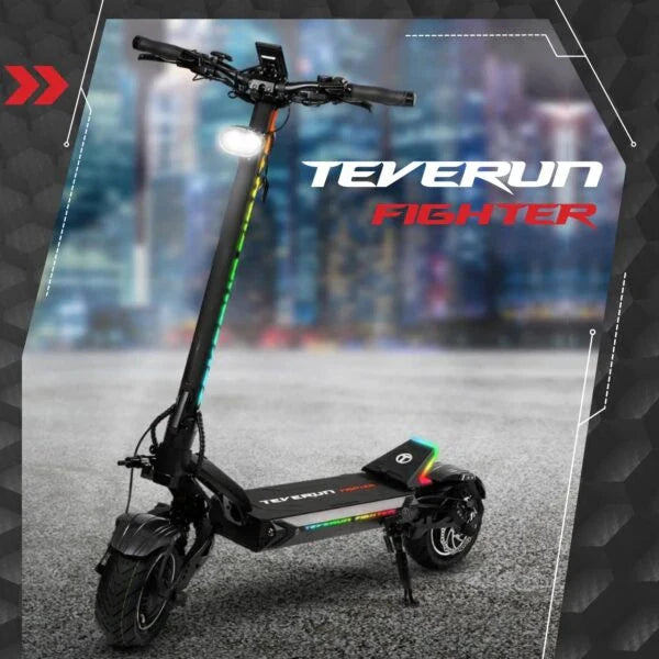 Električni romobil Teverun Fighter 11 Plus 2024 crne boje, pogled sprijeda s upaljenim svjetlima