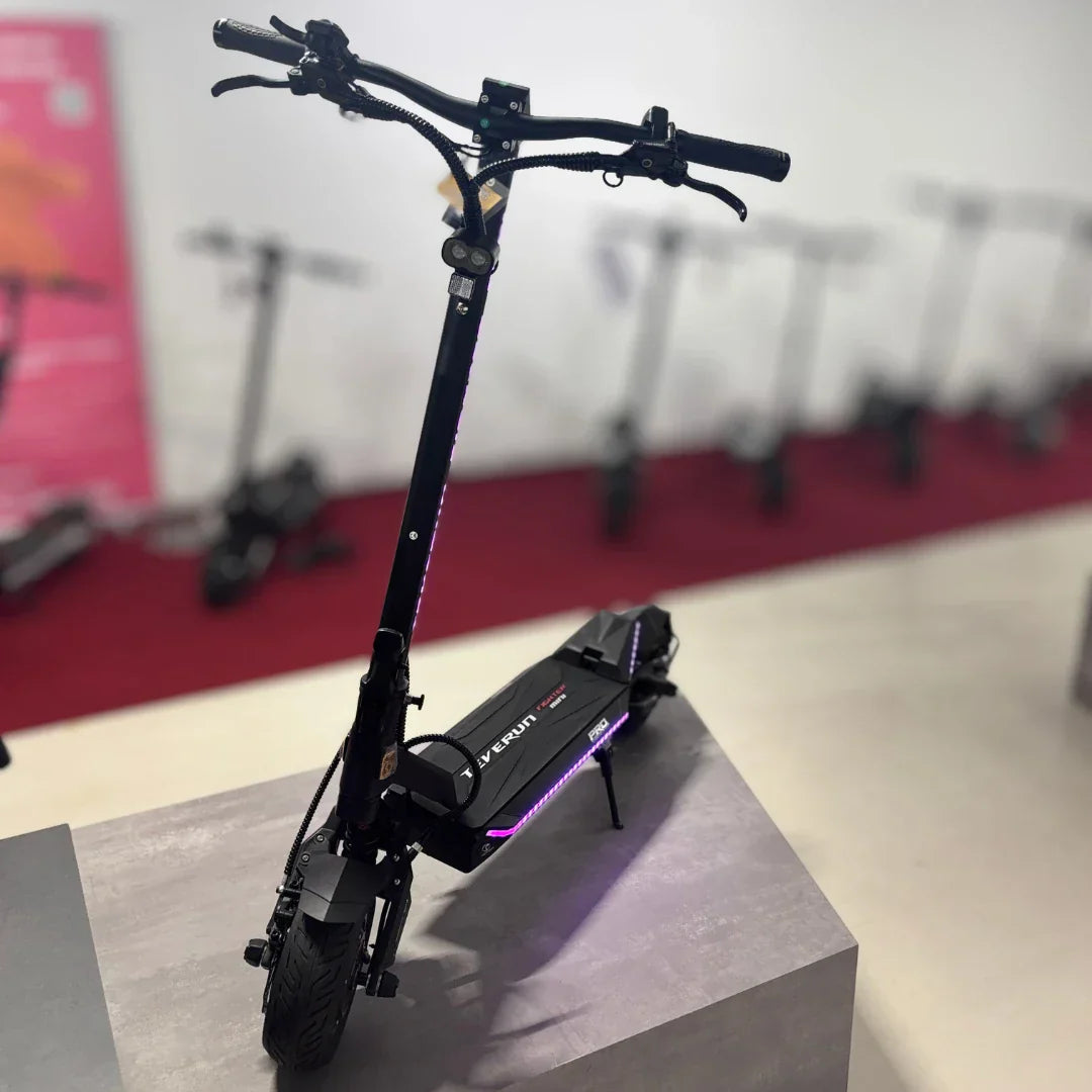 Crni električni romobil Teverun Fighter Mini Pro 2025 pogled sprijeda u salonu