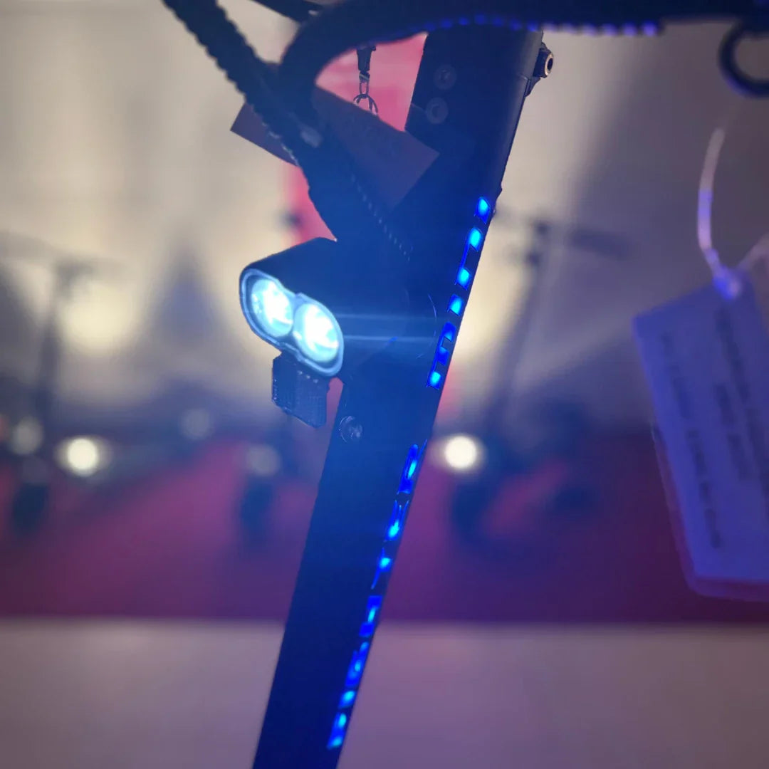 Prednje LED svjetlo i plava ambijentalna traka na stupu romobila Teverun Fighter Mini Pro 2025