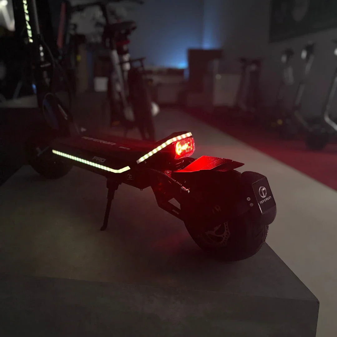 Električni romobil Teverun Fighter Mini Pro stražnje LED svjetlo i osvijetljeni detalji po mraku