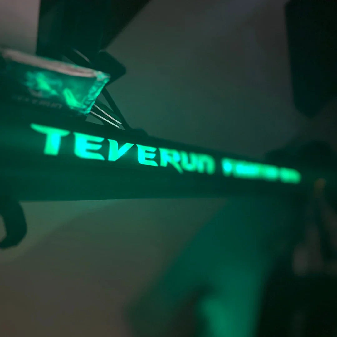 Osvijetljeni logotip Teverun na okviru električnog romobila Fighter Mini Pro 2025 u mraku