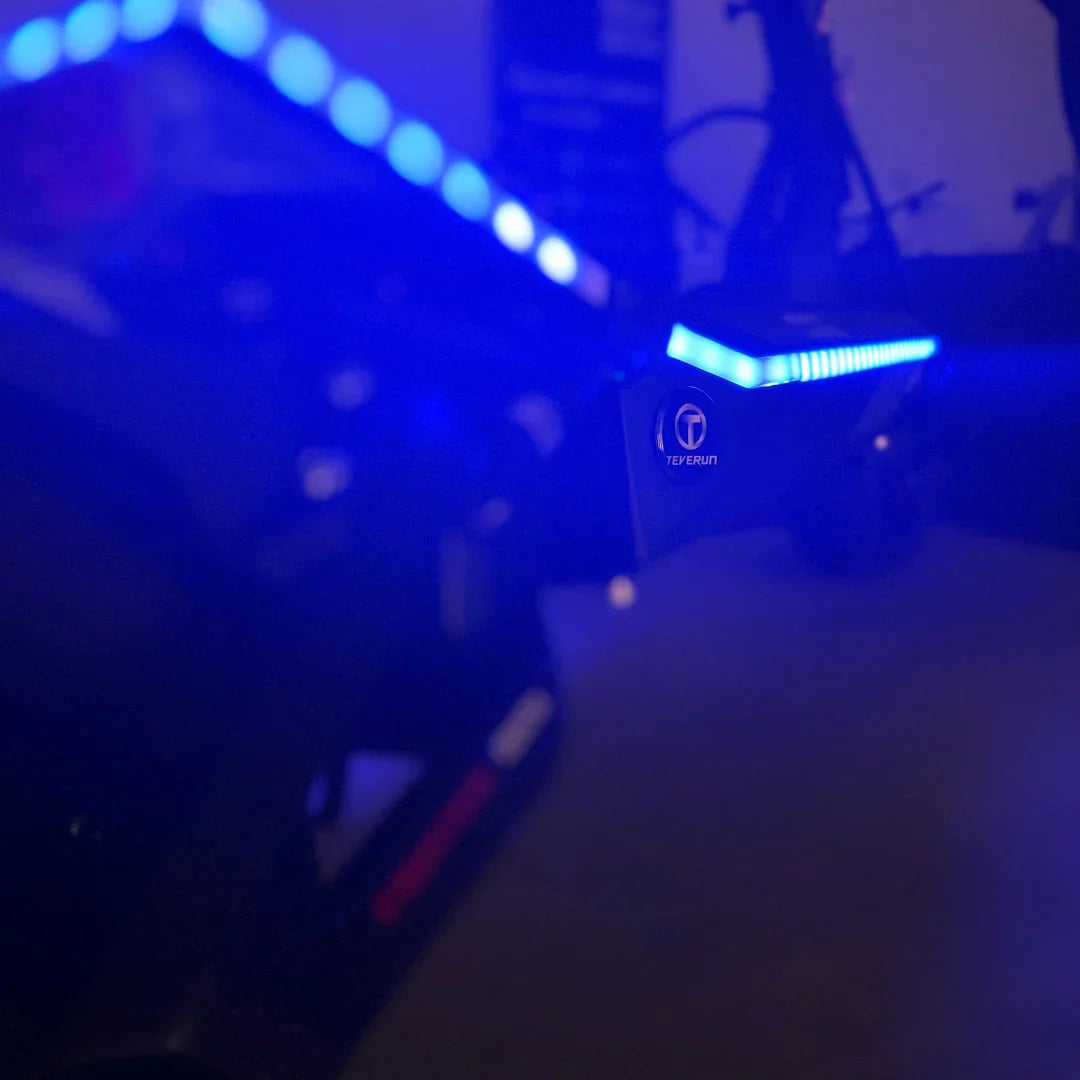 Detalj plavog LED osvjetljenja na električnom romobilu Teverun Fighter Mini Pro 2025