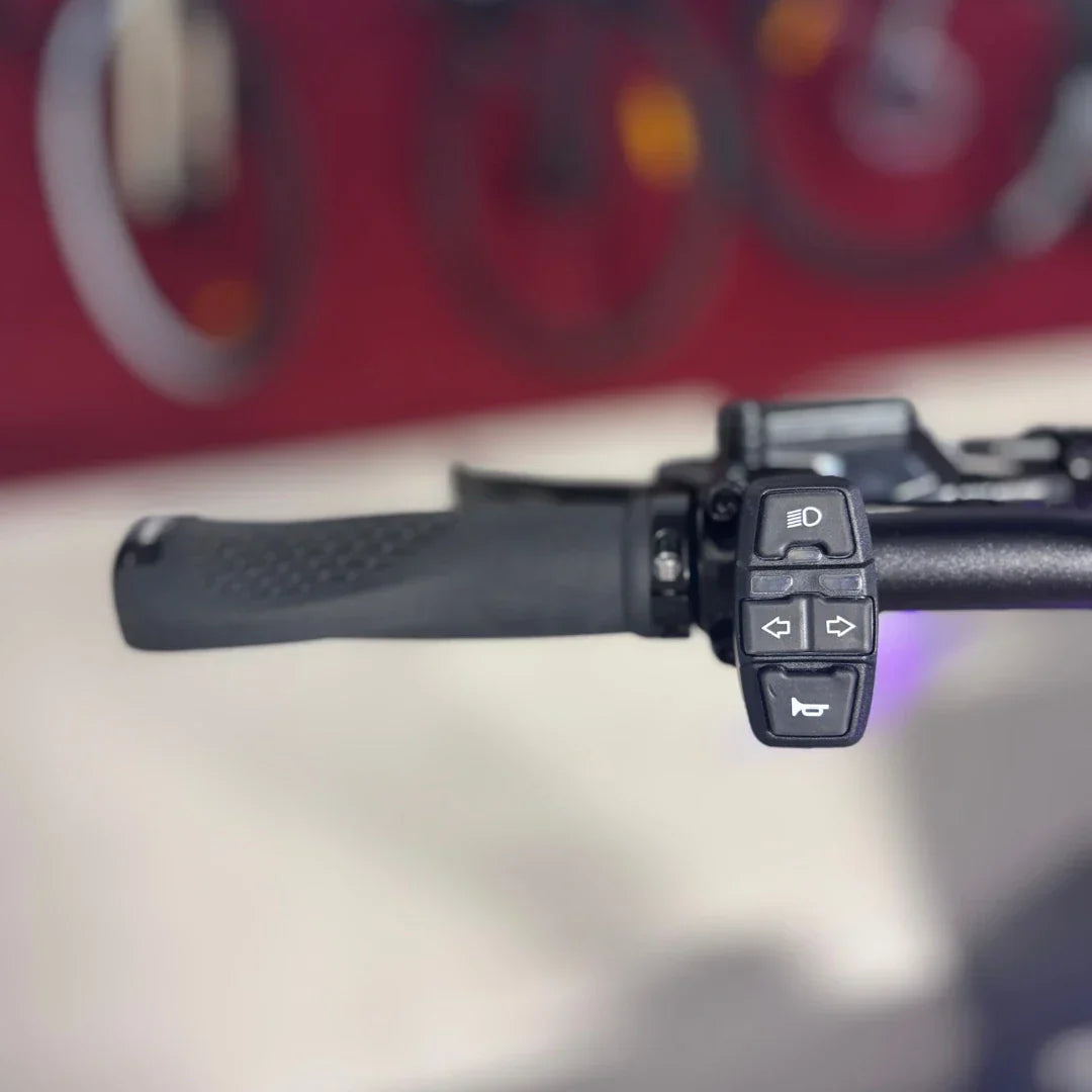 Upravljačke tipke za svjetla i sirenu na volanu električnog romobila Teverun Fighter Mini Pro 2025