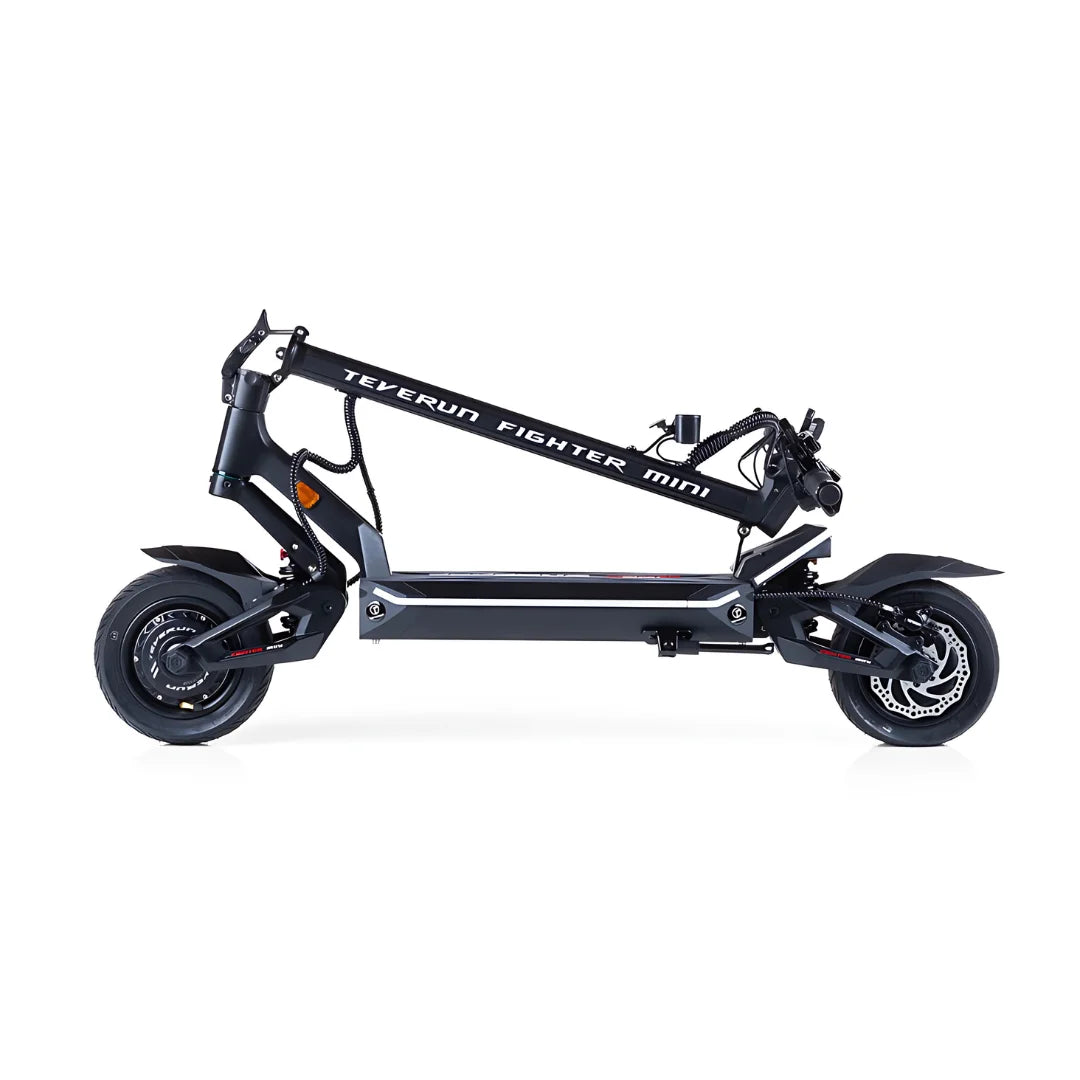 Električni romobil Teverun Fighter Mini Pro 2025, bočni pogled na sklopljeni crni romobil