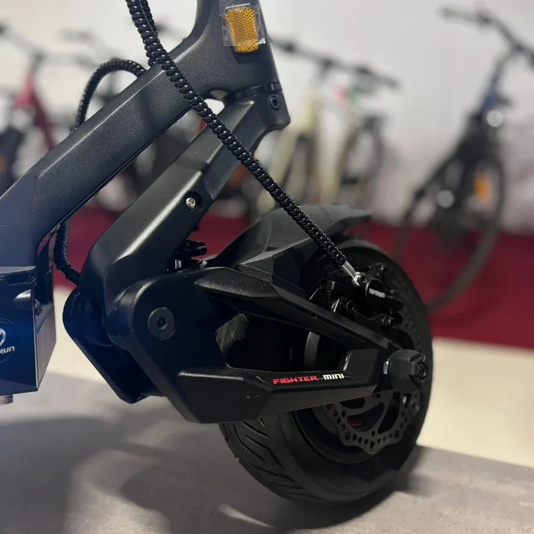 Detaljan prikaz crnog ovjesa i stražnjeg kotača električnog romobila Teverun Fighter Mini Pro 2025