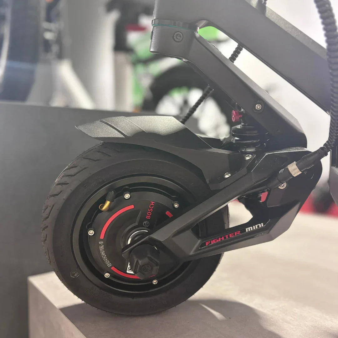 Detalj stražnjeg kotača s Bosch motorom na električnom romobilu Teverun Fighter Mini Pro 2025