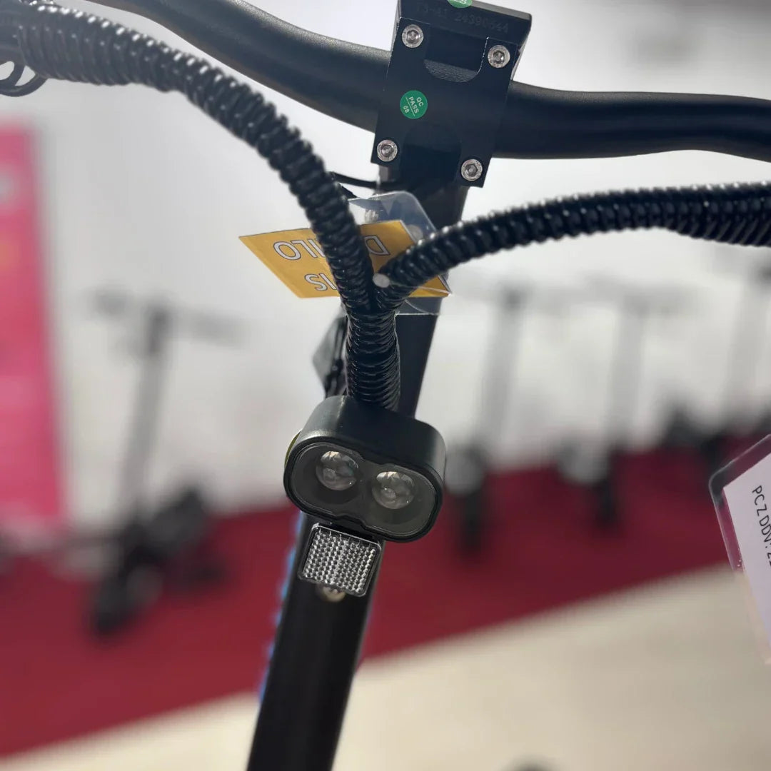 Prednje LED svjetlo i upravljač električnog romobila Teverun Fighter Mini Pro 2025 izbliza