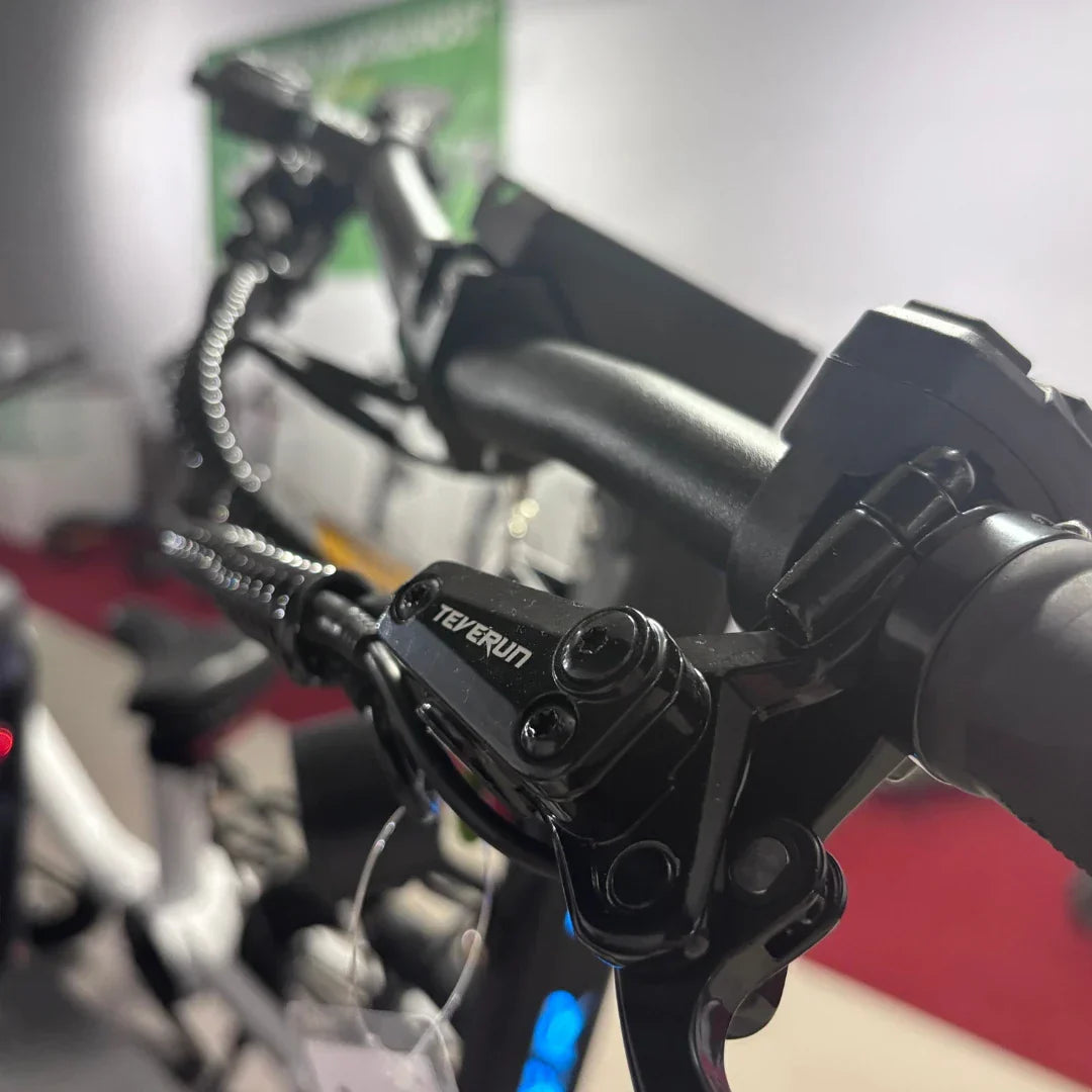 Krupni kadar crne kočnice na upravljaču električnog romobila Teverun Fighter Mini Pro 2025