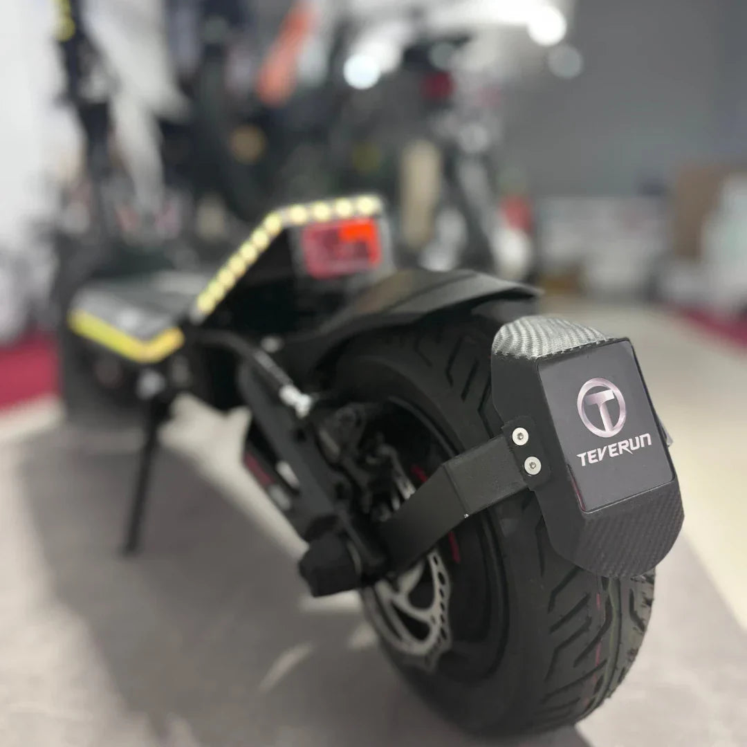 Stražnji dio električnog romobila Teverun Fighter Mini Pro 2025 s vidljivim blatobranom i logotipom