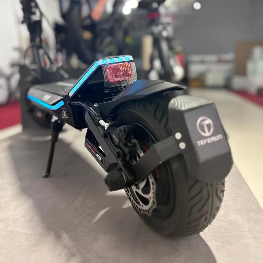 Električni romobil Teverun Fighter Mini Pro 2025 prikazan straga s detaljem stražnjeg svjetla i
