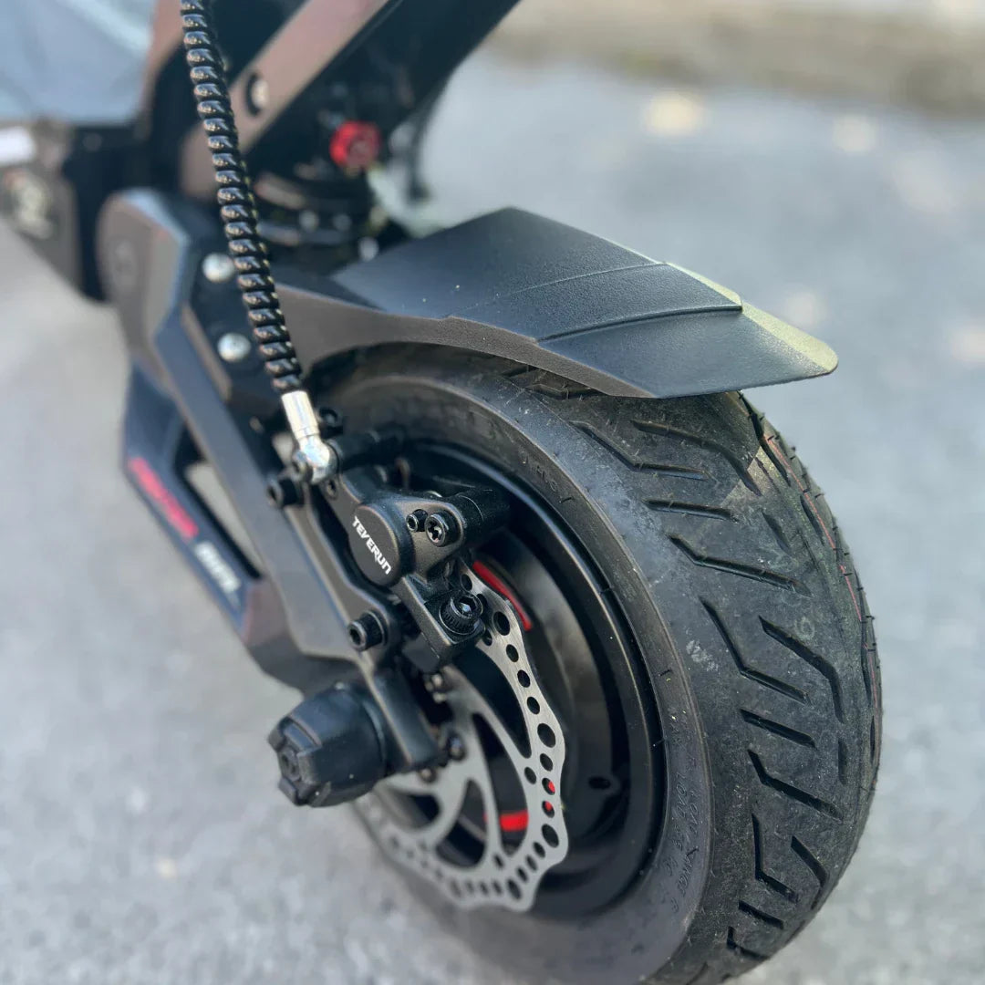 Krupni kadar crnog stražnjeg kotača i disk kočnice električnog romobila Teverun Fighter Mini Pro
