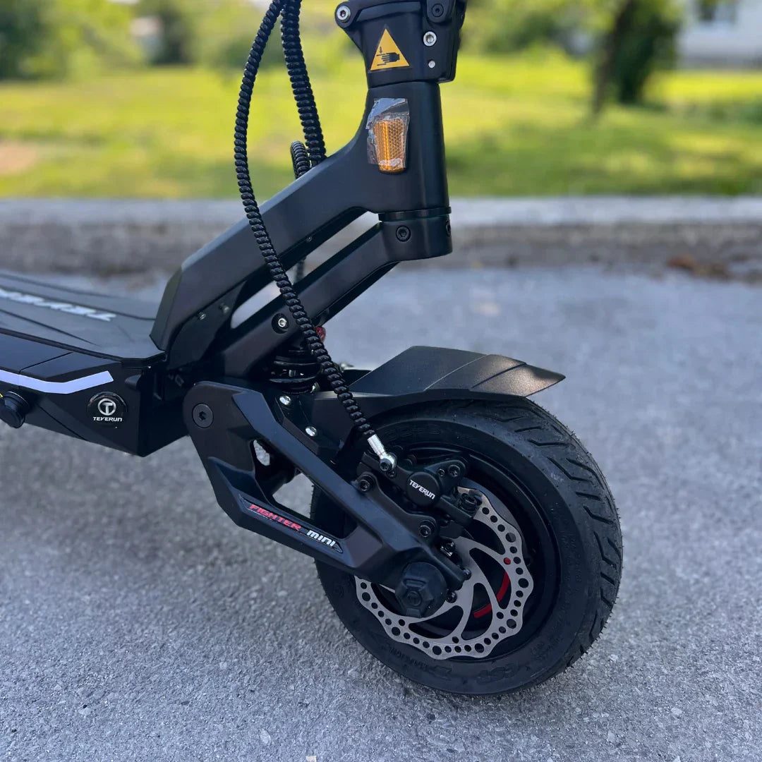 Električni romobil Teverun Fighter Mini Pro detalj prednjeg kotača s kočionim diskom i amortizerom