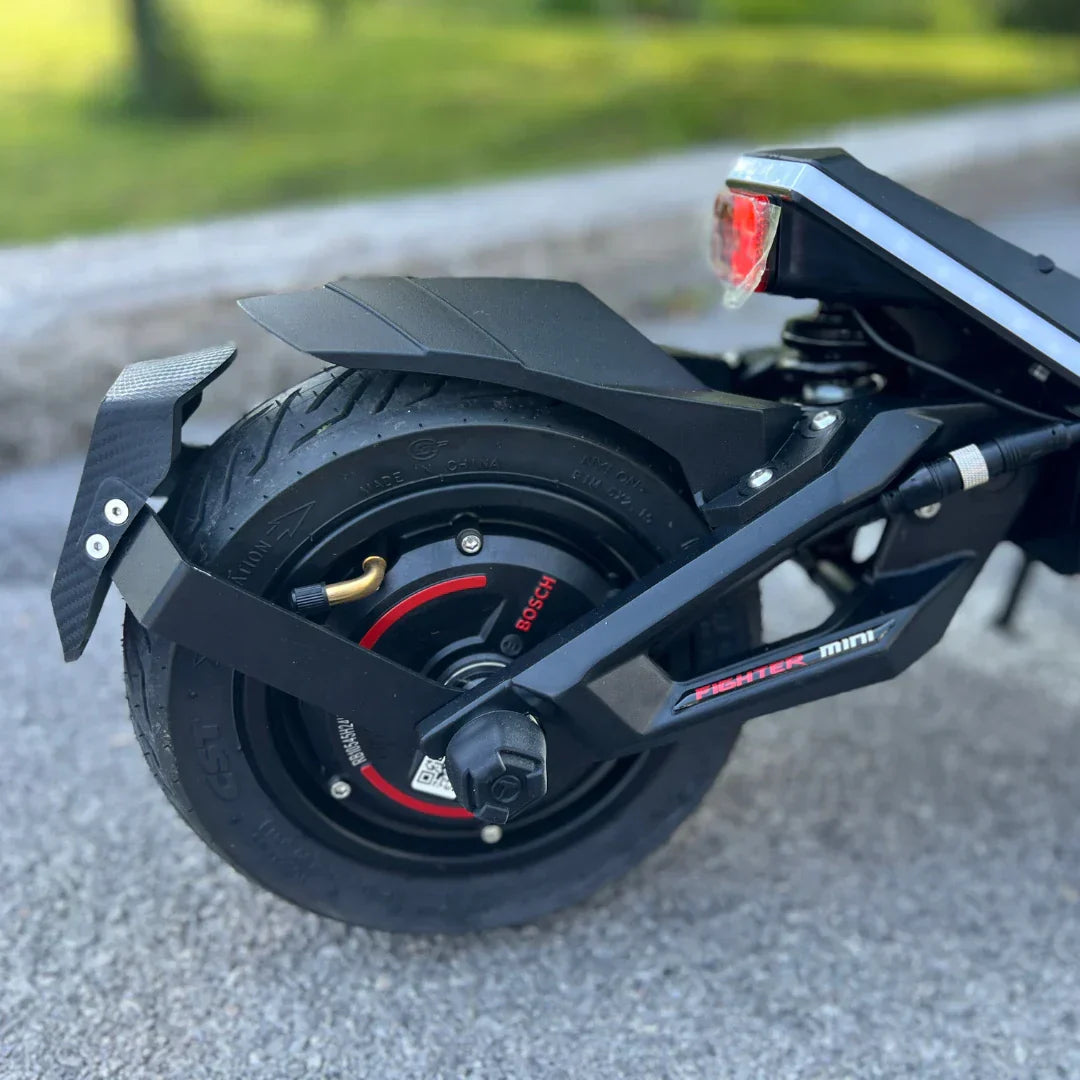 Stražnji kotač električnog romobila Teverun Fighter Mini s Bosch motorom i crnim blatobranom