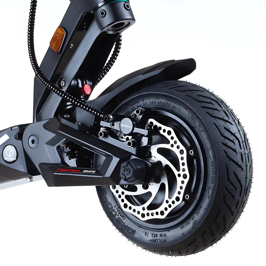 Detalj stražnjeg kotača i disk kočnice električnog romobila Teverun Fighter Mini Pro 2025