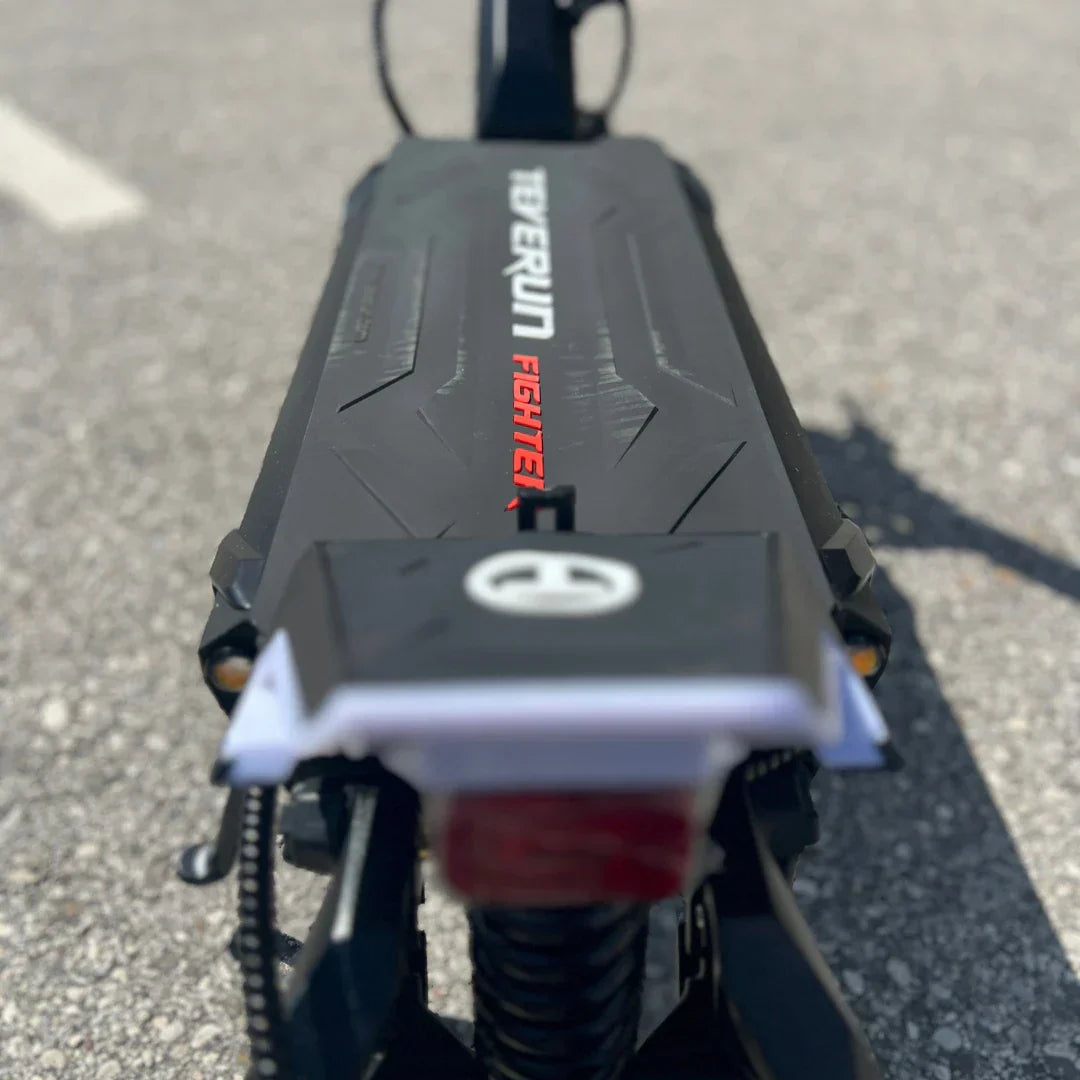 Crni električni romobil Teverun Fighter Mini Pro 2025, pogled straga na gazište i stražnje svjetlo