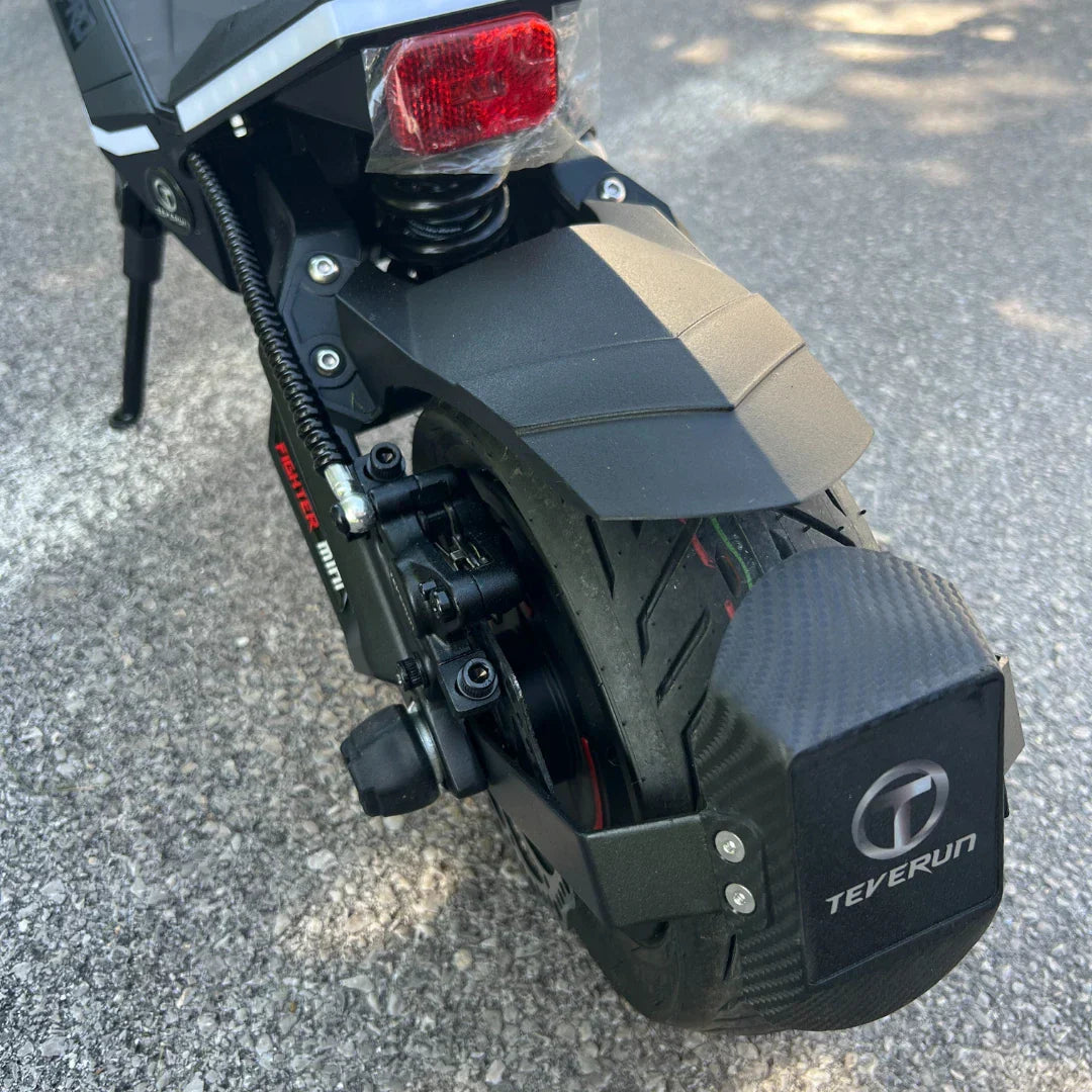 Stražnji kotač i blatobran električnog romobila Teverun Fighter Mini Pro s crnim detaljima