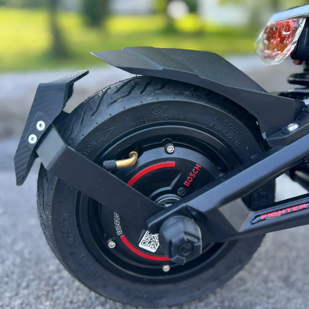 Detalj stražnjeg kotača s Bosch motorom na električnom romobilu Teverun Fighter Mini Pro 2025