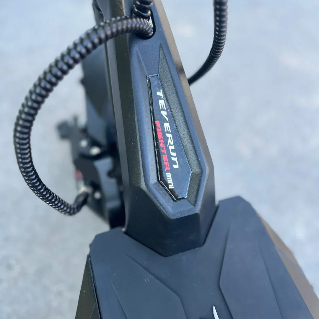 Krupni detalj logotipa Teverun Fighter Mini na crnom okviru električnog romobila