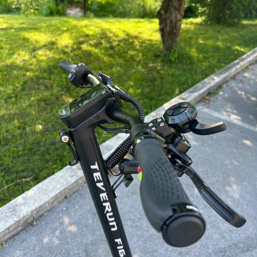 Pogled izbliza na crni upravljač i zaslon električnog romobila Teverun Fighter Mini Pro 2025