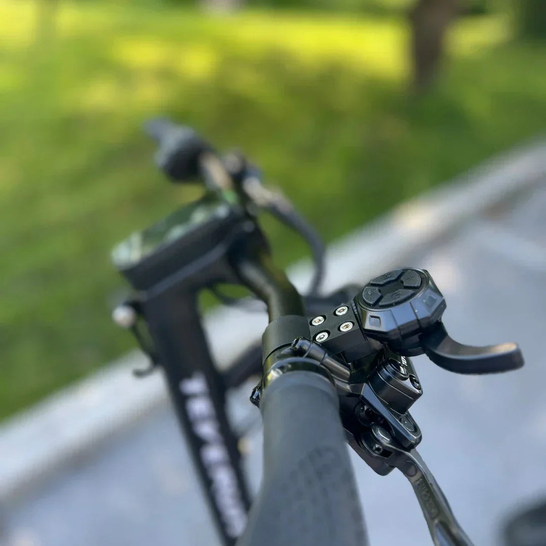 Upravljač električnog romobila Teverun Fighter Mini Pro 2025 s prikazom kontrolera i ručica