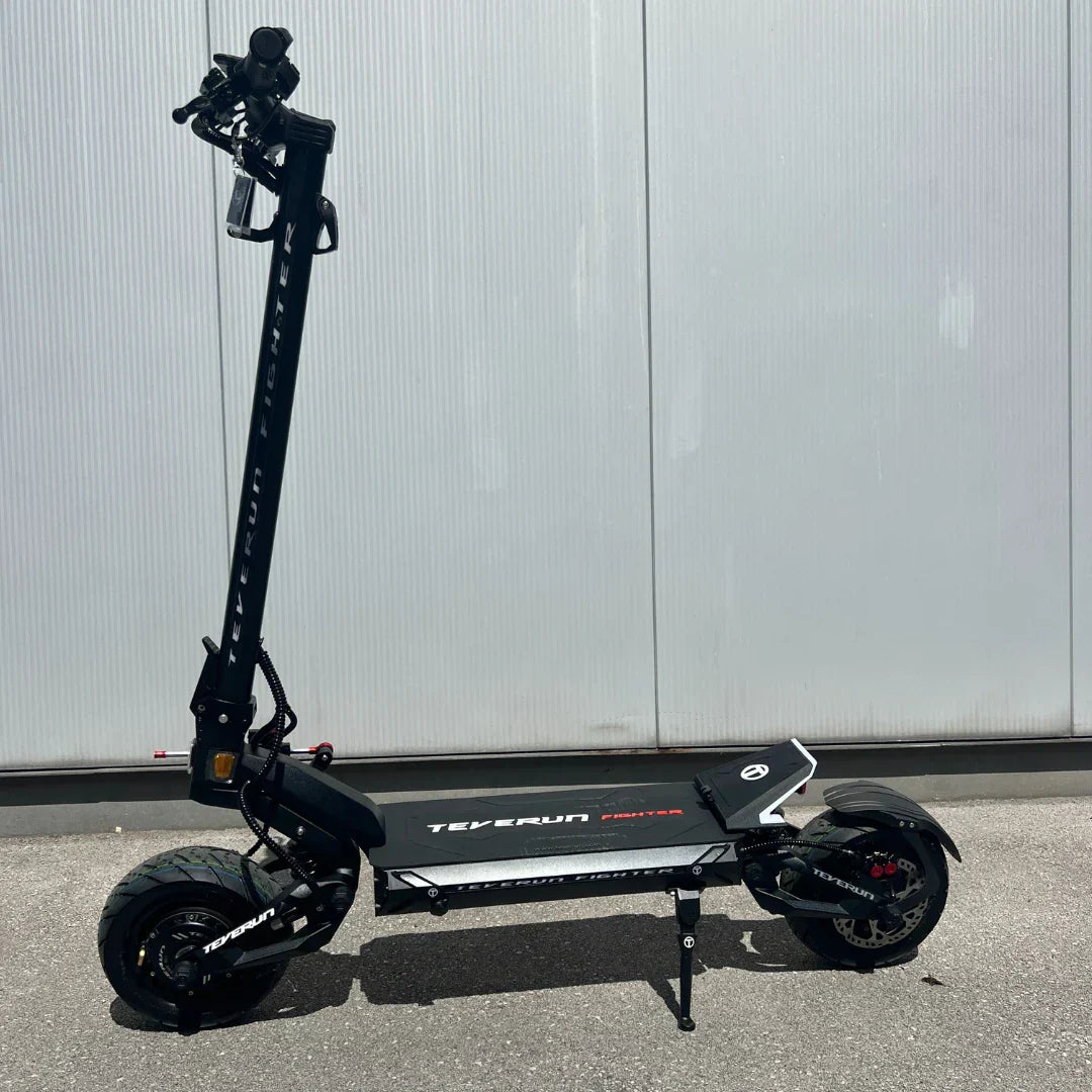 Crni električni romobil Teverun Fighter Mini Pro 2025, bočni pogled na vozilo na nogaru