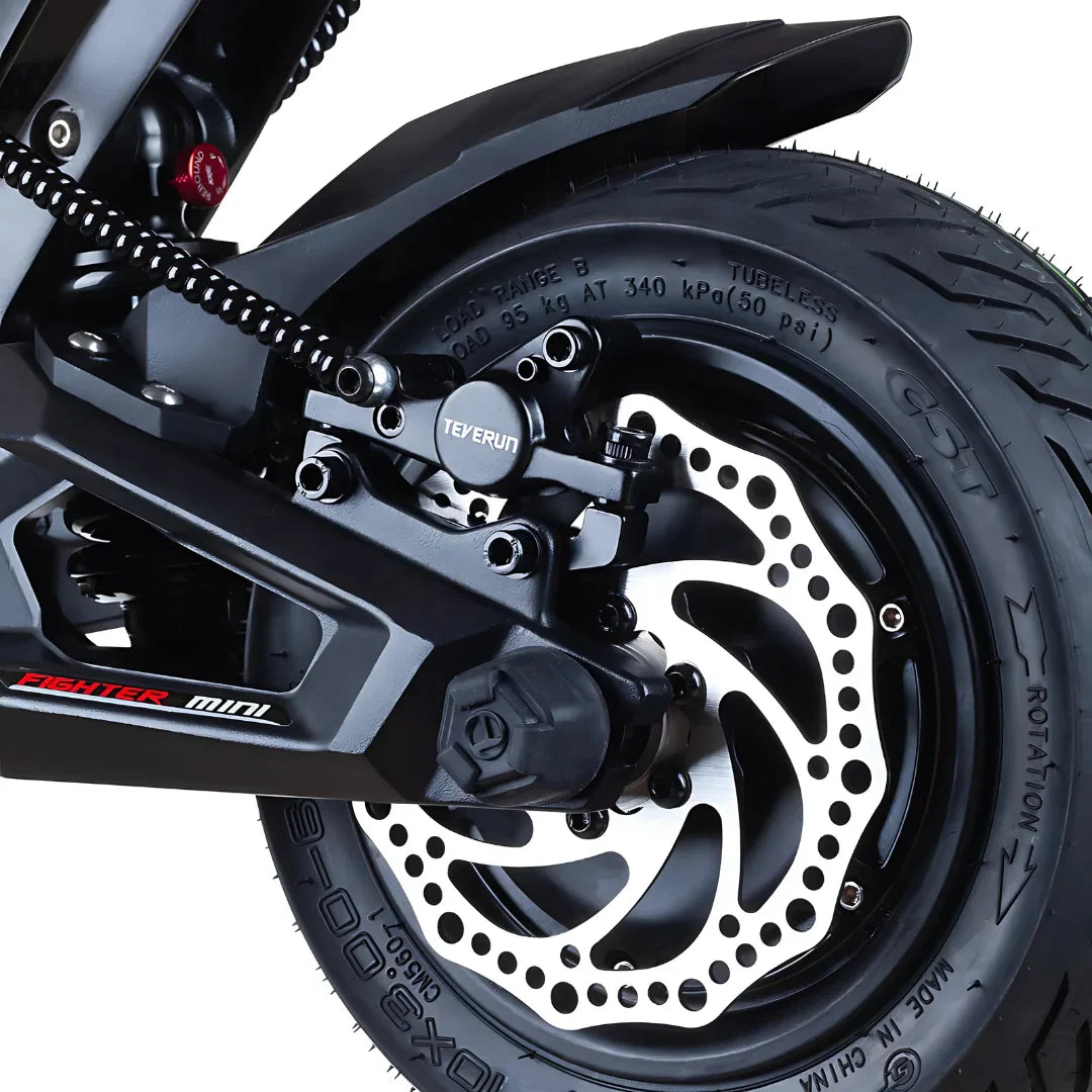 Detaljni prikaz stražnje kočnice i kotača električnog romobila Teverun Fighter Mini Pro 2025