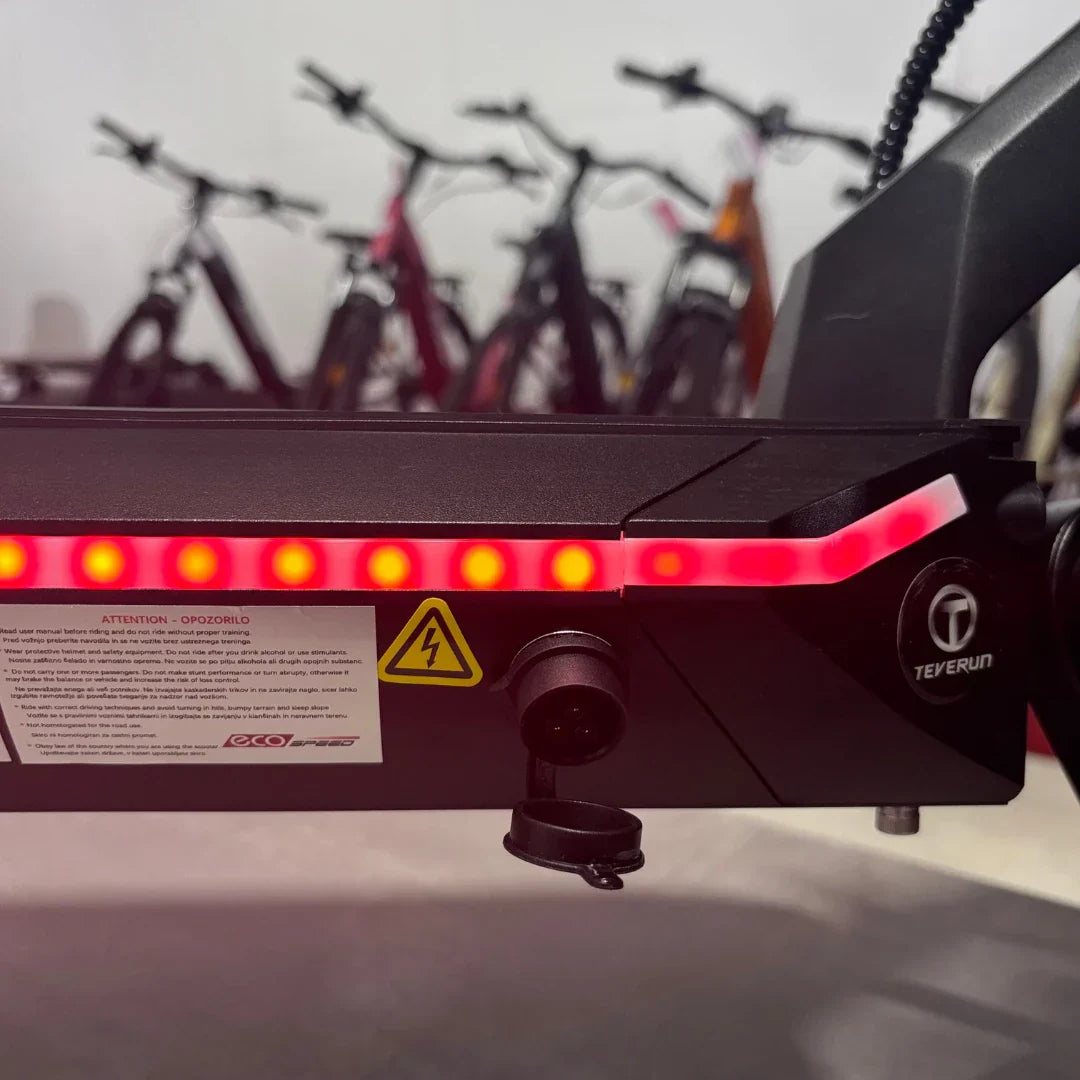 Detalj okvira električnog romobila Teverun Fighter Mini Pro s upaljenim crvenim LED svjetlom