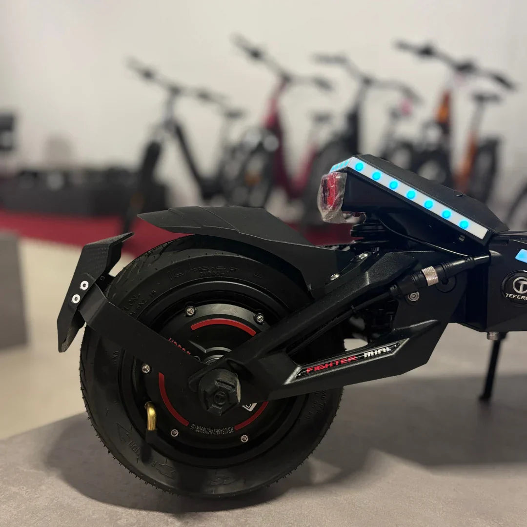 Stražnji kotač i LED svjetlo električnog romobila Teverun Fighter Mini Pro 2025 iz profila